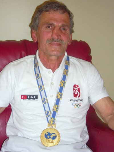 <p style="margin-bottom: 0cm"><strong><font face="arial,helvetica,sans-serif" size="2">BELEDİYELER G&Uuml;REŞ TAKIMI KURMALI</font></strong></p><p style="margin-bottom: 0cm"><font face="arial,helvetica,sans-serif" size="2">Veteranlar D&uuml;nya G&uuml;reş Şampiyonu Kamil &Ouml;zdağ, yerel y&ouml;netimlere spora destek anlamında b&uuml;y&uuml;k g&ouml;revler d&uuml;şt&uuml;ğ&uuml;n&uuml; belirterek, <font color="#333399">&ldquo;Belediyeler g&uuml;reş takımı kurmalı&rdquo;</font> dedi.</font></p><p style="margin-bottom: 0cm"><font face="arial,helvetica,sans-serif" size="2">Yıldızlar Avrupa 5 ncisi Fatih &Ouml;zdağ da spor deyince akla genelde futbolun geldiğini, bunun da &uuml;z&uuml;c&uuml; olduğunu belirterek, g&uuml;reş sporunun da en az futbol kadar &ouml;n plana &ccedil;ıkması gerektiğinin altını &ccedil;izdi.</font></p><p style="margin-bottom: 0cm"><strong><font face="arial,helvetica,sans-serif" size="2">SPORA VE SPORCUYA &Ouml;NEM VERİLMİYOR</font></strong></p><p style="margin-bottom: 0cm"><font face="arial,helvetica,sans-serif" size="2">H&uuml;lya S&uuml;r&uuml;c&uuml; ile Detay Programında, &uuml;lkemizde spora ve sporcuya yeteri kadar &ouml;nem verilmediğini &ouml;ne s&uuml;ren milli g&uuml;reş&ccedil;i Kamil &Ouml;zdağ, <font color="#333399">&ldquo;Bunun aşılabilmesi i&ccedil;in yerel y&ouml;netimlere b&uuml;y&uuml;k g&ouml;rev d&uuml;ş&uuml;yor&rdquo;</font> dedi.</font></p><p style="margin-bottom: 0cm"><font face="arial,helvetica,sans-serif" size="2">Doping kullanımının sporcunun hem sağlığını, hem de başarısını olumsuz etkilediğini s&ouml;yleyen Kamil &Ouml;zdağ, sporcunun kullanacağı ila&ccedil;ların doktor g&ouml;zetiminde alınması gerektiğini vurguladı. </font></p><p style="margin-bottom: 0cm"><font face="arial,helvetica,sans-serif" size="2">&Ouml;zdağ programda ayrıca, velilere &ccedil;ağrı yaparak, <font color="#333399">&ldquo;&Ccedil;ocuklarınızı spor salonlarıyla tanıştırın, spora y&ouml;nlendirin, onları k&ouml;t&uuml; alışkanlıklardan kurtarın&rdquo; </font>mesajı verdi.</font></p>