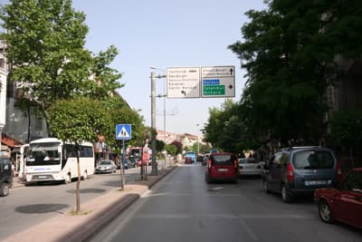 Sakarya Caddesi'ne Dev Yönlendirme Tabelası Dikildi