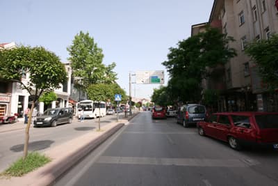 Sakarya Caddesi'ne Dev Yönlendirme Tabelası Dikildi