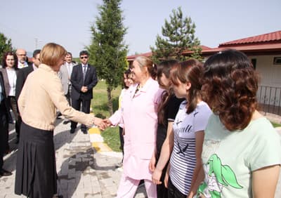Aliye Kavaf Yangın Mağduru Çocukları Ziyaret Etti
