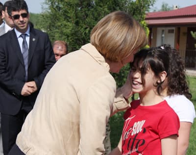 Aliye Kavaf Yangın Mağduru Çocukları Ziyaret Etti
