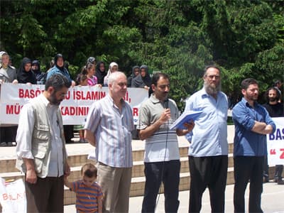 <strong><font face="Arial" size="2">SAKARYA ADALET GİRİŞİMİ BAŞ&Ouml;RT&Uuml;S&Uuml; PLATFORMU 193.BASIN A&Ccedil;IKLAMASI</font></strong> <p><font face="Arial" size="2">Değerli Sakaryalılar, sayın basın mensupları; </font><font face="Arial" size="2">Haftalar birbirini kovalıyor. Temel Hak ve &Ouml;zg&uuml;rl&uuml;kler konusunda&nbsp; olumlu bir gelişme arayan g&ouml;zlerimiz, ge&ccedil;tiğimiz&nbsp; hafta da&nbsp; aradığını bulamadı. Sivil Anayasa tartışmaları devam ederken, başta baş&ouml;rt&uuml;s&uuml; olmak &uuml;zere diğer hak ve &ouml;zg&uuml;rl&uuml;klerin teminatı olabilecek bir anayasanın, bu Meclis tarafından &ccedil;ıkartılabileceği&nbsp; konusundaki umutlarımız azalmaktadır. Yasak&ccedil;ıların g&ouml;sterdiği diren&ccedil; sesleri daha baskın &ccedil;ıkmaktadır.&nbsp;</font></p>