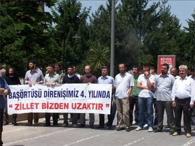<font face="Arial" size="2">Halk iradesini ezmek i&ccedil;in Sincan&rsquo;da tankları y&uuml;r&uuml;temeyenler, bu kez Yargı silahı ile tekrar karşımıza &ccedil;ıkmışlardır. Sincan 1. Ağır Ceza Mahkemesinin, Cumhurbaşkanı Abdullah G&uuml;l&rsquo;&uuml;n yargılanmasının &ouml;n&uuml;n&uuml; a&ccedil;an&nbsp;son kararı, yine bir hukuk katliamı olarak karşımızda durmaktadır. Bu karar a&ccedil;ık bir anayasa ihlalidir. Bariz bir hata ve kasıtlı bir tavırdır.Anayasadaki <font color="#333399">&ldquo;Vatan hainliği dışında yargılanamaz&rdquo;</font> h&uuml;km&uuml;n&uuml; anlamak i&ccedil;in Hukuk&ccedil;u olmaya gerek var mıdır? Bu karar da hukuki değil siyasidir. Ancak burada asıl &uuml;z&uuml;c&uuml; olan ise, bu keyfi ve siyasi kararı veren hakimlerin hi&ccedil;bir yaptırımla karşılaşmamasıdır. Oysa,12 Eyl&uuml;l darbesini yapan d&ouml;nemin Genelkurmay Başkanı Kenan Evren''in yargılanması talebiyle iddianame hazırlayan&nbsp;Cumhuriyet Savcısı ile&nbsp;Şemdinli davasındaki soruşturmanın i&ccedil;ersine Genel Kurmay başkanını da&nbsp; katan Cumhuriyet Savcılarının başlarına gelmedik kalmamıştı. Her iki savcıyı da anında mesleğinden ihra&ccedil; edenler, Cumhurbaşkanı hakkında karar veren bu hakimler hakkında acaba ne t&uuml;r bir işlem yapacaklar ?</font>