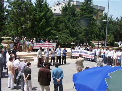 <font face="Arial" size="2">Bu saldırılarda sivil halka, Birleşmiş Milletler binaları ve g&ouml;revlilerine, medya kuruluşları ve mensuplarına, insani yardım kuruluşlarına, hastanelere, okullara, camilere saldırılmış ve bu saldırılar neticesinde; 1350&rsquo;den fazla kişi &ouml;lm&uuml;ş, 5.500&rsquo;den fazla kişi &ccedil;eşitli şekillerde yaralanmış ve 100.000&rsquo;den fazla Filistinli evsiz kalmıştır.<br /><br />Saldırıya maruz kalan b&ouml;lgede faaliyet g&ouml;steren g&ouml;zlemcilerin ve hastane yetkililerinin verdikleri bilgilerde, İsrail&rsquo;in uluslar arası anlaşmalarla yasaklanan silahları kullandığı ve bu y&ouml;nde bir&ccedil;ok bulguya rastlandığı ifade edilmiştir. Gazze&rsquo;ye&nbsp;yapılan&nbsp;insanlık dışı&nbsp;vahşi saldırı&nbsp; karşısında&nbsp;adalet&nbsp;arayan ve en b&uuml;y&uuml;k&nbsp;tepkiyi&nbsp; topyek&uuml;n bir&nbsp; toplum&nbsp; olarak&nbsp; veren&nbsp; T&uuml;rkiye&nbsp; halkı,&nbsp; bu&nbsp;karar&nbsp; ile&nbsp; b&uuml;y&uuml;k&nbsp; bir&nbsp; hayal&nbsp; kırıklığına uğramıştır. Se&ccedil;tiği&nbsp;ve icraat&nbsp;yapma&nbsp; yetkisi verdiği&nbsp; h&uuml;k&uuml;met,&nbsp;halkın&nbsp;hislerinin&nbsp;aksine&nbsp;hareket&nbsp;etmiştir. Halkın&nbsp; değil&nbsp; siyasi&nbsp; &ccedil;ıkarların temsilcisi&nbsp; olduğunu&nbsp; g&ouml;stermiştir. Alınan bu &ccedil;ok&nbsp;&ouml;nemli&nbsp;karardan&nbsp;sadece eski&nbsp;Adalet Bakanı Mehmet Ali Şahin&rsquo;in sorumlu olduğu d&uuml;ş&uuml;n&uuml;lemez. Karar&nbsp;h&uuml;k&uuml;metin&nbsp;kararıdır ve Başbakan Recep Tayip Erdoğan&rsquo;ın&nbsp;Davos&rsquo;ta sergilediği&nbsp; ve bu sırada&nbsp;desteğimizi&nbsp; ifade ettiğimiz&nbsp;tavrı yalanlamaktadır. Zulm&uuml; &ouml;rtbas etmeye&nbsp;&ccedil;alışanlara&nbsp;&ldquo;one minute&rdquo;&nbsp;diyen&nbsp;diller,&nbsp;zalimlerin&nbsp;sorgulanmasına izin&nbsp;vermemiştir. Bu tarihi fırsat&nbsp;bizzat&nbsp;h&uuml;k&uuml;met&nbsp;tarafından engellenmiştir.</font>