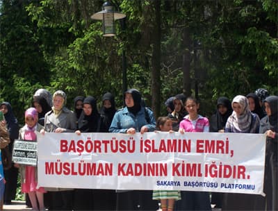 <p><font face="arial,helvetica,sans-serif" size="2">T&uuml;m&nbsp;d&uuml;nyada tartışılabilmiş bir Davos resti sadece&nbsp;Davos&rsquo;ta&nbsp;kalmıştır.&nbsp;T.C&nbsp;h&uuml;k&uuml;meti&nbsp;ne askeri anlaşmaları&nbsp;iptal&nbsp;etmiş, ne diplomatik&nbsp; ilişkilerini kesmiş, ne de en&nbsp;ufak bir&nbsp;yaptırımda bulunmuştur.<br /><br /></font><font face="arial,helvetica,sans-serif" size="2">Bu&nbsp;kararı şiddetle&nbsp;protesto ediyoruz. Hi&ccedil;bir&nbsp;politik &ccedil;ıkar ve kaygı,&nbsp;bu&nbsp;denli&nbsp;a&ccedil;ık&ccedil;a ispatlanmış&nbsp;ve lanetlenmiş&nbsp;bir&nbsp;katliamı&nbsp;g&ouml;zden&nbsp;ka&ccedil;ırtamaz. İsrail, toplumun vicdanında mahkum&nbsp;olmuştur. Kararını&nbsp;zamana yayarak a&ccedil;ıklayan ve bu&nbsp;yolla tepkileri&nbsp;&ouml;nlemeye&nbsp; &ccedil;alışan Adalet&nbsp; bakanlığının şahsında,&nbsp;h&uuml;k&uuml;met&nbsp;de mahkum&nbsp;olmuştur.&nbsp; &ldquo;</font></p><p><font face="arial,helvetica,sans-serif" size="2">Değerli Sakaryalılar; </font><font face="arial,helvetica,sans-serif" size="2">Ge&ccedil;tiğimiz hafta i&ccedil;ersinde vefat eden T&uuml;rkan Saylan hakkında &ccedil;ok şeyler konuşuldu. Kayıtlara ge&ccedil;mesi a&ccedil;ısından biz de kendisi hakkındaki şahitliğimizi burada belirtmek isteriz. Kendini eğitime adadığını her fırsatta dile getiren T&uuml;rkan Saylan&rsquo;ın, onbinlerce baş&ouml;rt&uuml;l&uuml; gencimizin eğitim g&ouml;rmemesi i&ccedil;in b&uuml;y&uuml;k bir kararlılıkla &ccedil;alıştığına şahitlik ederiz. Sıra &uuml;zerinde namaz kılan &ouml;ğrenci yerine, bale yapan &ouml;ğrenciler yetiştirdiğimizde &ccedil;ağdaş t&uuml;rkiyeyi kurmuş oluruz dediğine şahitlik ederiz. Ve O&rsquo;nun, dinin g&ouml;lgesinden kurtulmuş bir eğitim projesi i&ccedil;in hayatını vakfettiğine şahitlik ederiz.<br /><br /></font><font face="arial,helvetica,sans-serif" size="2">Haftaya hak ve &ouml;zg&uuml;rl&uuml;kler konusunda g&uuml;zel haberler verebilmek &uuml;midi ile&nbsp; herkes i&ccedil;in&nbsp; adalet, herkes i&ccedil;in &ouml;zg&uuml;rl&uuml;k diyor ve t&uuml;m insanlık i&ccedil;in ger&ccedil;ek&nbsp; huzur ve kurtuluş diliyoruz.</font></p>