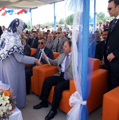 <p><font face="arial,helvetica,sans-serif" size="2">KKKA'nın g&ouml;r&uuml;ld&uuml;ğ&uuml; yerlerin belli olduğunu ifade eden Akdağ, bu yerlerin daha ziyayede orta Anadolu'nun kuzeyi olduğunu kaydetti. Hastalığın daha &ccedil;ok buralarda g&ouml;r&uuml;ld&uuml;ğ&uuml; bilgisini veren Akdağ şunları kaydetti: <font color="#333399">&quot;Başka yerlerde de tek t&uuml;k g&ouml;r&uuml;l&uuml;yor. Hastalığın yoğun olarak g&ouml;r&uuml;ld&uuml;ğ&uuml; bin 200 k&ouml;y&uuml;m&uuml;zde tabiri caizse g&ouml;ğ&uuml;s g&ouml;ğ&uuml;se &ccedil;alışmalar yapıyoruz vatandaşlarımızla. Orada sağlık &ccedil;alışanlarımızı eğittik, 96 bin hanede vatandaşlarımıza bilgilendirme yaptılar. Bu sene vaka sayılarında ciddi bir azalma olacağını d&uuml;ş&uuml;n&uuml;yoruz. İ&ccedil;inde bulunduğumuz ay bize bunu g&ouml;steriyor. Bir &ouml;nceki ve ondan &ouml;nceki yılın mayıs ayına g&ouml;re hem sayılarda azalma oldu, hem de hastalanan vatandaşlarımızdan hayatını kaybedenlerin sayısı azıldı. Aslen yine ge&ccedil;mişe d&ouml;n&uuml;p bakarsak T&uuml;rkiye'de KKKA hastalığına yakalananların y&uuml;zde 5'nin hayatını kaybettiğini g&ouml;receksiniz. Bu diğer &uuml;lkelerde y&uuml;zde 20'ye kadar &ccedil;ıkıyor.&quot;</font> </font></p><p><font face="arial,helvetica,sans-serif" size="2"></font></p>