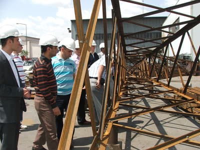 <p><font face="arial,helvetica,sans-serif" size="2">750 kV&rsquo;a kadar Enerji Nakil Hatları i&ccedil;in kafes yapıda ve poligon yapıda direkler, Trafo Merkezleri i&ccedil;in her t&uuml;rl&uuml; &ccedil;elik yapılar, aydınlatma direkleri, projekt&ouml;r direkleri, bayrak direkleri ve her t&uuml;rl&uuml; iletişim hattı direklerinin yapıldığı 1955 yılından bu yana faaliyet s&uuml;rd&uuml;ren Mitaş Enerji ve Maden A.Ş. Fabrika tesislerinde, MİTAŞ&rsquo;ın Genel M&uuml;d&uuml;r&uuml; Volkan Aştı tarafından, SEDAŞ yetkilileri ve m&uuml;hendislerine, Mitaş&rsquo;ın&nbsp; ana faaliyetleri, &uuml;retim yelpazesi, direk &ccedil;eşitleri ile &uuml;retim teknolojisi hakkında sunum yapıldı. Daha sonra, fabrika i&ccedil;ine baretlerini giyerek giren ve&nbsp;&uuml;retim platformunda inceleme yapan SEDAŞ personeline,&nbsp;Mitaş Firması yetkililerince gruplar halinde &uuml;retimin her aşaması hakkında, &uuml;retim bantlarında ayrı ayrı bilgiler verildi.</font></p>
