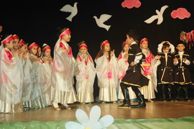 Usta Oyunculara Taş Çıkarttılar