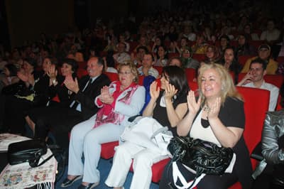 Usta Oyunculara Taş Çıkarttılar