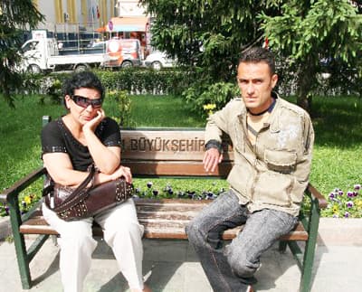<font face="arial,helvetica,sans-serif" size="2"><strong>Camilerden Bağış Toplanacak</strong></font> <p><font face="arial,helvetica,sans-serif" size="2">Erginsoy'un başına gelen talihsiz olayı gazetelerden &ouml;ğrenen hayırseverler, tedavi i&ccedil;in gerekli parayı tamamlamak i&ccedil;in Sakarya Valiliği'nin izniyle bir yardım kampanyası başlattı. Ayşeg&uuml;l K&ouml;seoğlu ile arkadaşlarının başlattığı yardım kampanyasına Sakarya M&uuml;ft&uuml;l&uuml;l&uuml;ğ&uuml; de destek veriyor. Gencin tedavi masraflarının tamamlanması i&ccedil;in a&ccedil;ılan yardım kampanyası i&ccedil;in camilerden bağış toplanacak.<br /><br /></font><font face="arial,helvetica,sans-serif" size="2">Erginsoy i&ccedil;in yardım kampanyası başlatan Ayşeg&uuml;l K&ouml;seoğlu, CİHAN muhabirine yaptığı a&ccedil;ıklamada, gencin durumunu gazeteden &ouml;ğrendiğini ve &ccedil;ok &uuml;z&uuml;ld&uuml;ğ&uuml;n&uuml; s&ouml;yledi. 10 yıl &ouml;nce şeker hastalığı nedeniyle annesinin ayağının kesildiğini belirten K&ouml;seoğlu;<font color="#333399"> &quot;Adem'in haberini okuduğumda aynı &uuml;z&uuml;nt&uuml;y&uuml; yeniden yaşadım. Kendi imkanlarım &ouml;l&ccedil;&uuml;s&uuml;nde Adem'e yardım etmek istedim. Benim gibi yardım etmek isteyen arkadaşımı da yardım i&ccedil;in y&ouml;nlendirdim. Ancak bizim yapacağımız yardımlar tedavi masraflarını karşılayamıyor.&quot;</font> dedi.</font></p>