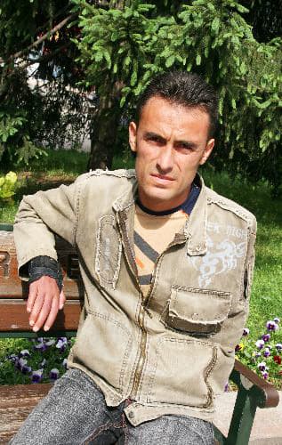<strong><font face="Arial" size="2">Kendi Sıkıntılarını Unuttu</font></strong> <p><font size="2"><font face="Arial">Kendisine ait tekstil at&ouml;lyesinin depremde enkaz altında kaldığını ve emanet aldığı dikiş makinesiyle at&ouml;lyesini yeniden ayağa kaldırdığını kaydeden K&ouml;seoğlu, kendi sıkıntılarını unutarak kolu kesilme tehlikesiyle karşı karşıya bulunan gence yardım etmeye &ccedil;alıştığını vurguladı. Gerekli tedavi parasının karşılanması i&ccedil;in Sakarya Valiliği'nin izniyle yardım kampanyası başlattıklarını dile getiren K&ouml;seoğlu, şunları s&ouml;yledi: <font color="#333399">&quot;D&ouml;rt g&ouml;n&uuml;ll&uuml; arkadaşımla birlikte Sakarya Valisi H&uuml;seyin Atak'a Adem'in durumunu anlattık. Valimizin onayını aldıktan sonra gerekli evrakları tamamlayıp yardım kampanyasını başlattık. Adem i&ccedil;in bir bankada hesap numarası a&ccedil;tırdık. Sakarya M&uuml;ft&uuml;s&uuml; Sinan Cihan da Adem i&ccedil;in camilerde para toplanması i&ccedil;in yardımcı oldu. Hayırseverlerden yardım kampanyasına destek vermelerini bekliyoruz. İnşallah Adem'in tedavi giderlerini karşılarız ve kolu kesilmekten kurtulur.&quot;</font></font></font></p><p><font face="arial,helvetica,sans-serif" size="2">Y&uuml;zde 84 engelli raporu bulunan Adem Erginsoy i&ccedil;in Garanti Bankası Adapazarı &Ccedil;arşı Şubesi'nde 652-6687499 numaralı TL hesabı a&ccedil;ıldı.</font></p>