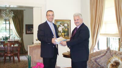 <p><font face="Arial" size="2">Yunanistan&rsquo;a yapılan proje gezisinin en anlamlı b&ouml;l&uuml;m&uuml; T&uuml;rkiye Cumhuriyeti&rsquo;nin kurucusu Ulu &Ouml;nder Atat&uuml;rk&rsquo;&uuml;n doğduğu evin ziyaret edilmesiydi. Tes-İş Adapazarı Anadolu Lisesi M&uuml;d&uuml;r&uuml; Adil Şenol&rsquo;un Selanik Başkonsolosu Hakan Abacı ile yaptığı g&ouml;r&uuml;şmeler sayesinde ger&ccedil;ekleşen ziyarette, duygusal anlar yaşandı. <br /><br />Evi detaylı olarak inceleme fırsatı bulan &ouml;ğretmen ve &ouml;ğrenciler Başkonsolos&rsquo;tan evle ilgili bilgiler aldı. Bu bilgilere g&ouml;re;<font color="#333399"> Konsolosluk bah&ccedil;esinde bulunan ve m&uuml;ze haline getirilmeden &ouml;nce Rum bir ailenin kaldığı evin eşyaları T&uuml;rkiye&rsquo;den getirilmiş. Aslına sadık kalınarak restore edilmiş olan ev; mutfak, yatak odası, &ccedil;alışma odası, hamam, Atat&uuml;rk&rsquo;&uuml;n doğduğu oda ve annesi Z&uuml;beyde Hanım&rsquo;ın odası gibi b&ouml;l&uuml;mlerden oluşuyor. Depo olarak kullanılan b&ouml;l&uuml;m&uuml;n&uuml; ise Atat&uuml;rk&rsquo;&uuml;n resimleri s&uuml;sl&uuml;yor. Osmanlı mimarisinin şirin bir &ouml;rneği olan evin bah&ccedil;esi &ccedil;ok g&uuml;zel d&uuml;zenlenmiş. Başkonsolos Hakan Abacı&rsquo;nın sıcak ilgisiyle karşılanan &ouml;ğrenci ekibi daha sonra Başkonsolosla sohbet etme imk&acirc;nı buldu. Hakan Abacı, yılda 600 bin Yunanlının T&uuml;rkiye'yi gezmeye gittiğini ve konsoloslukların &uuml;lkeler arasındaki ilişkiyi geliştirdiğini belirtti. </font></font></p>