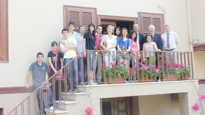 <font face="Arial" size="2">&Ouml;ğrenci ve &ouml;ğretmenlerimiz, Selanik&rsquo;te bulundukları s&uuml;re i&ccedil;erisinde, Osmanlı d&ouml;neminde uzun yıllar beraber yaşadığımız bu &uuml;lke vatandaşlarının aslında bizim k&uuml;lt&uuml;r&uuml;m&uuml;ze &ouml;zdeş bir yaşantıya sahip olduğunu g&ouml;rd&uuml;ler. Mimari yapısı, yemek k&uuml;lt&uuml;r&uuml;, aile yaşantısı ve doğal g&uuml;zellikleriyle &uuml;lkemizden pek farkı olmayan Yunanistan&rsquo;da &ccedil;ok sıcak karşılanan ekibimiz &ccedil;alışma programını g&uuml;zel duygularla tamamlayarak ilimize d&ouml;nd&uuml;.</font>