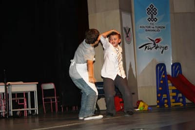 <font face="Arial" size="2">Kuşak &ccedil;atışması ve gen&ccedil;lik sorunlarına değinen oyunda &Ouml;zel Şahin İlk&ouml;ğretim Okulu Tiyatro Kul&uuml;b&uuml; Yiğit Alp Poyraz, Ece G&uuml;rses, Egemen Şen, Duhan G&uuml;r, Ali Bayrak, Ekin Top&ccedil;u, Aslı Atabek, İsmet Dilaver, Esin &Ccedil;alışkan, Alp Kaan &Ccedil;etin, Elif Ala&ccedil;am ve Arda Yiğit rol aldı. </font>