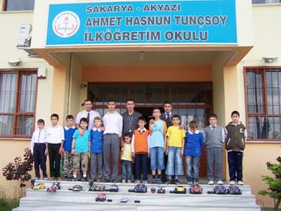 Uzaktan Kumandalı Oyuncak Arabalarıyla Yarıştılar
