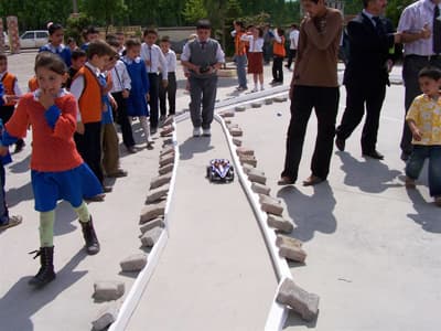 Uzaktan Kumandalı Oyuncak Arabalarıyla Yarıştılar