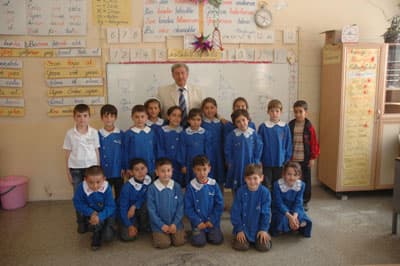 <font face="Arial" size="2">Geliştirdiği proje hakkında da bilgi veren &Ccedil;ınar, <font color="#333399">&quot;İlkokula gelen bir &ccedil;ocuk parmak saymayla başlar. 3 elma var 2'si gitti, ka&ccedil; kaldı. Benim yaptığım projede şu var; 1 ile 9 arasındaki sayıları g&uuml;zel yazmasını &ouml;ğretiyoruz. Sonra bu rakamlar arasında birli ikili toplamaları, &ccedil;ıkarmaları &ouml;ğretiyoruz. &Ouml;yle ki şu an ben bile yetişemiyorum. &Ccedil;ocukların beyinleri s&uuml;nger gibi. 1-3 sınıf arası almayacakları bir şey yok. Bu benim A planım. B planım ise, 4'ten sonraki d&ouml;nemleri kapsıyor. Bunları Milli Eğitim M&uuml;d&uuml;rl&uuml;ğ&uuml;m&uuml;ze ve Milli Eğitim Bakanlığı'na g&ouml;ndermiştik. Bakanlık 2004'te projeme cevap verdi. Ancak projem şimdiye kadar incelenip ele alınmadı, inşallah bundan sonra ele alınır. Bu sayede yeni nesilde matematikte &ccedil;ağa ayak uydurur. &Ouml;ğrenciler &ccedil;arpım cetvellerini ezbere biliyor. B&uuml;t&uuml;n işlemleri kendileri yapıyor, dikd&ouml;rtgen ve &uuml;&ccedil;gen a&ccedil;ılar dahil her şeye cevap veriyorlar. Bilgi veriyorlar. M&uuml;fredatta 100'e kadar sayıları tanıyacaksınız deniyor. Ancak benim &ouml;ğrencilerim trilyonlar, katrilyonlarla oyunlar gibi oynuyorlar. &Uuml;niversite sınavlarında 4. derece integral kullanılıyor. Ancak Mimar Sinan eserlerini yaparken 11. derece integral kullanıyordu&quot;</font> diye konuştu.&nbsp;&nbsp;<br /><br />&Ccedil;ınar'ın &ouml;ğrencileri ise, matematik dersini &ccedil;ok sevdiklerini dile getirerek, &quot;Matematik dersinde &ccedil;ok iyiyiz. Diğer arkadaşlarımız hi&ccedil;bir şey yapamıyorlar&quot; dediler.</font>