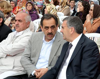 <font size="2"><font face="Arial"><strong>Hedef, Yaşam Kalitesini Artırmak</strong></font></font> <p><font face="Arial" size="2">Kursiyerlerin sergilerini gezen ve konserleri izleyen B&uuml;y&uuml;kşehir Belediye Başkanı Zeki To&ccedil;oğlu, SAMEK kurslarının sayılarını artıracaklarını fakat herkesin bu kurslara sahip &ccedil;ıkması gerektiğini s&ouml;yledi. Başkan Zeki To&ccedil;oğlu, <font color="#333399">&ldquo;Belediye olarak SAMEK b&uuml;nyesinde &ccedil;eşitli branşlarda kurslar veriyoruz. 2008-2009 eğitim sezonunda bu kurslarımızdan 2750 hemşerimiz yararlandı. Akyazı şubemizde ise 302 kursiyerimiz eğitim g&ouml;rd&uuml;. SAMEK kurslarımızla &ouml;zellikle gen&ccedil;lerimizin ve kadınlarımızın yaşam kalitelerini artırmayı hedefliyoruz. Akyazıların kurslarımıza olan ilgisinden bir hayli memnunuz. İnşallah &ouml;n&uuml;m&uuml;zdeki yıl gelen talep doğrultusunda değişik branşlarda da kurslar a&ccedil;acağız&rdquo;</font> dedi.&nbsp;&nbsp;</font></p>