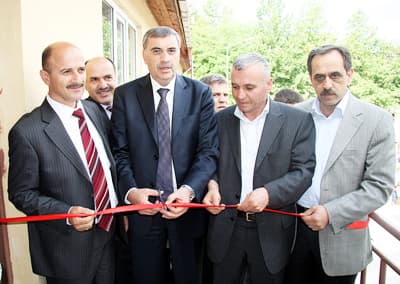 <strong><font face="Arial" size="2" color="#000000">El Birliği ile &Ccedil;ok G&uuml;zel Hizmetler </font></strong><p><font face="Arial" size="2">Başkan Zeki To&ccedil;oğlu&rsquo;nun ardından Akyazı Belediye Başkanı Yaşar Yazıcı da bir konuşma yaptı. Yaşar Yazıcı,<font color="#333399"> &ldquo;Bu g&uuml;zel etkinlikte bulunmak beni &ccedil;ok mutlu etti. SAMEK kurslarını buraya getiren B&uuml;y&uuml;kşehir Belediyesi&rsquo;ne teşekk&uuml;r ediyoruz. İnşallah &ouml;n&uuml;m&uuml;zdeki s&uuml;re&ccedil;te de hem Akyazı Belediyesi olarak hem de B&uuml;y&uuml;kşehir Belediyesi olarak el birliği ile &ccedil;ok g&uuml;zel hizmetler ger&ccedil;ekleştireceğiz&rdquo;</font> dedi.</font></p>