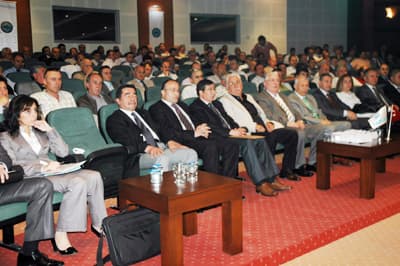 <font face="Arial" size="2">TABG&#304;S Ba&#351;kan&#305; At&#305;f Ketenci de, sorunlar&#305;n &ccedil;&ouml;z&uuml;m&uuml;nde sivil toplum &ouml;rg&uuml;tlerinin &ouml;nemine de&#287;inerek, TABG&#304;S'in akaryak&#305;t bayilerinin bir&ccedil;ok sorununu &ccedil;&ouml;zd&uuml;&#287;&uuml;n&uuml; ifade etti. Bayileri TABG&#304;S'e &uuml;ye olmaya &ccedil;a&#287;&#305;ran Ketenci, Sakarya'da acilen&nbsp; TABG&#304;S &#304;l Temsilcili&#287;i kurulmas&#305; gerekti&#287;ini s&ouml;yledi.&nbsp;<br />&nbsp;&nbsp;&nbsp;<br />&#304;stanbul'da ba&#351;layan akaryak&#305;tta fiyat k&#305;rmalar&#305;n&#305;n yak&#305;nda t&uuml;m T&uuml;rkiye'ye yay&#305;laca&#287;&#305;n&#305; belirten Ketenci, bunun i&ccedil;in s&#305;k&#305; bir denetimin &#351;art oldu&#287;unu s&ouml;yledi. Ana da&#287;&#305;t&#305;m &#351;irketlerinin refinerinde ald&#305;&#287;&#305; fiyat&#305; bilmediklerini ifade eden Ketenci, bunun ticari s&#305;r diye a&ccedil;&#305;klanmamas&#305;na tepki g&ouml;sterdi. Baz&#305; akaryak&#305;t istasyonlar&#305;nda mazotun 1.90 liraya sat&#305;ld&#305;&#287;&#305;n&#305; belirten Ketenci, yasal kurallara uyan bir bayinin bu fiyata sat&#305;&#351; yapamayaca&#287;&#305;n&#305;, muhakkak baz&#305; y&uuml;k&uuml;ml&uuml;l&uuml;kleri yerine getirmedi&#287;ini s&ouml;yledi. </font>