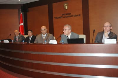 <font face="Arial" size="2">Bu durumun haks&#305;z rekabete neden oldu&#287;unu anlatan Ketenci, devletin bu konuda gerekli denetimleri yapmas&#305;n&#305;n &#351;art oldu&#287;unu belirtti. Ketenci, kilometre tahdidinin azalmas&#305; nedeniyle T&uuml;rkiye'deki yollar&#305;n istasyon mezarl&#305;&#287;&#305;na d&ouml;nd&uuml;&#287;&uuml;n&uuml; s&ouml;yledi. Ketenci ayr&#305;ca ulusal bir gazetede &ccedil;&#305;kan 'Kat&#305;rc&#305; Filosu' haberini &ouml;rnek g&ouml;stererek akaryak&#305;t ka&ccedil;ak&ccedil;&#305;l&#305;&#287;&#305;na dikkat &ccedil;ekti. Ketenci, son olarak TABG&#304;S'in akaryak&#305;t lisans&#305;n&#305;n al&#305;nmas&#305; konusunda &uuml;yelerine yard&#305;mc&#305; oldu&#287;unu ve bunu da ba&#351;ar&#305;yla ger&ccedil;ekle&#351;tirdiklerini s&ouml;yledi.<br />&nbsp;&nbsp;<br />EPDK Petrol Piyasas&#305; Daire Ba&#351;kan&#305; Mustafa Sa&#287;&#305;r ile EPDK uzman&#305; Mert Karamustafao&#287;lu da, akaryak&#305;t sekt&ouml;r&uuml;ndeki yasal mevzuat&#305; ve EPDK'n&#305;n &ccedil;al&#305;&#351;malar&#305;n&#305; anlatt&#305;.&nbsp;&nbsp; </font>
