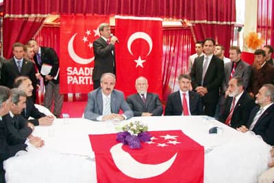 <font size="2"><font face="Arial"><strong><font color="#000000">İnsanları Birbirlerine D&uuml;ş&uuml;rmek İstiyorlar</font></strong><br /><br /></font></font><p><font size="2"><font face="Arial">Saldırının zamanlamasına da dikkat &ccedil;eken Kurtulmuş, bunun asıl hedefinin &uuml;lkedeki demokratik reformlar olduğunu vurguladı. Kurtulmuş, s&ouml;zlerini ş&ouml;yle s&uuml;rd&uuml;rd&uuml;: <font color="#333399">&quot;T&uuml;rkiye'de ter&ouml;r&uuml;n bitirilmesi i&ccedil;in herkesin Ortadoğu'da olup bitenleri iyi anlaması gerekiyor. Genişletilmiş Ortadoğu Projesi y&uuml;r&uuml;rl&uuml;ğe konulduğundan bu yana, b&ouml;lgede halklar ve milletler arasına fitne sokmak isteyen bir takım g&uuml;&ccedil;ler, etnik, mezhebi ve dini bakımdan farklılıkları k&ouml;r&uuml;kleyerek insanları birbirlerine d&uuml;ş&uuml;rmek istiyor. Buna karşı uyanık olmak lazım. Ter&ouml;r sadece T&uuml;rkiye'nin i&ccedil; sorunlarından kaynaklanan bir sonu&ccedil; değil, aslında b&ouml;lgesel ve k&uuml;resel bir takım siyasetlerin de T&uuml;rkiye'ye yansımasıdır. Bu şekilde g&ouml;rmek gerekiyor.''</font></font></font></p>