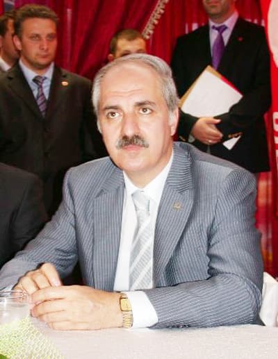 <p><font face="arial,helvetica,sans-serif" size="2"><strong>Sivil Anayasadan &Ouml;d&uuml;n Verilmemeli</strong><br /><br />Ter&ouml;re karşı gerekli b&uuml;t&uuml;n &ouml;nlemlerin alınması gerektiğini ifade eden Kurtulmuş, ter&ouml;r&uuml; &ouml;nlemek i&ccedil;in T&uuml;rkiye'de yaşayan 72 milyon insanın &ouml;zg&uuml;rl&uuml;klerini alabildiğince genişletmek ve ter&ouml;r&uuml;n kaynağını oluşturan siyasi ve ekonomik sebepleri ortadan kaldırmak gerektiğini vurguladı. <br /><br />T&uuml;rkiye'deki ter&ouml;r sorununun 4 &ouml;nemli ayağı bulunduğuna dikkati &ccedil;eken Kurtulmuş bunları b&ouml;lgenin geri kalmışlığı, ter&ouml;r, insanların haklarının ve taleplerinin karşılanmaması ve b&ouml;lgedeki kamu g&ouml;revlilerinin davranışları olarak sıraladı.&nbsp;<br /><br /><strong>Pansuman Tedbir</strong><br /><br />Doğu ve G&uuml;neydoğu'nun mahrumiyet ya da s&uuml;rg&uuml;n b&ouml;lgesi olarak algılandığını belirten Kurtulmuş, T&uuml;rkiye'nin bu alandaki mevcut durumu iyileştirmeden, sadece pansuman tedbirlerle &ccedil;&ouml;z&uuml;m&uuml;n m&uuml;mk&uuml;n olamayacağına işaret etti. Ter&ouml;r sorununun &ccedil;&ouml;z&uuml;lmesi i&ccedil;in milletin &ccedil;ocuklarını dağa &ccedil;ıkaran altyapının b&uuml;t&uuml;n&uuml;yle ortadan kaldırılması gerektiğini vurguladı.</font></p><p><font face="arial,helvetica,sans-serif" size="2">Suriye sınırındaki mayınların temizlenmesiyle ilgili tasarının geri &ccedil;ekilmesini olumlu olarak değerlendiren Kurtulmuş,<font color="#333399"> &quot;Tasarı yeniden gelirse ve yasalaşırsa Cumhurbaşkanınından yasayı veto etmesini talep ettik.&quot;</font> ifadelerini kullandı.</font></p>