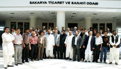 <font face="Arial" size="2"><strong>Y&uuml;zde 3'l&uuml;k Kısım</strong></font><br /><br /><font face="Arial" size="2">Başkan Aktuğ, ziyarette yaptığı konuşmasında, Sakarya'nın sosyo-ekonomik gelişimi hakkında bilgiler verdi. Sakarya'nın &ouml;zellikle otomotiv, makine, madeni eşya, tekstil, tarım ve tarıma dayalı sanayi sekt&ouml;rlerinde gelişmiş olduğunu belirten Altuğ, Sakarya'da &ouml;zelikle 90'lı yılların başından itibaren tarımdan sanayiye doğru ge&ccedil;iş yaşadığını, sanayileşmenin son yıllarda b&uuml;y&uuml;k bir ağırlık kazandığını ve sanayileşme faaliyetlerin her ge&ccedil;en g&uuml;n geliştiğini s&ouml;yledi. Sakarya'nın &uuml;lke ekonomisine yapmış olduğu katkılarına değinen Altuğ, Sakarya'nın &uuml;lkenin &ouml;nemli ihracat&ccedil;ı illerinden biri olduğunu ve T&uuml;rkiye ihracatının yaklaşık y&uuml;zde 3'l&uuml;k kısmını karşıladığını belirtti. </font>