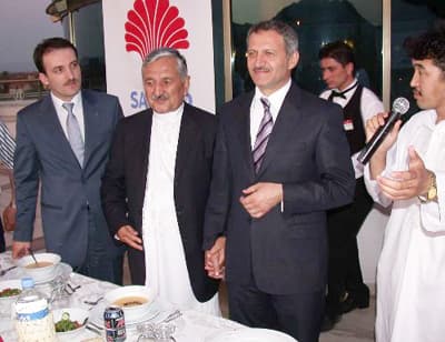 <p><font face="arial,helvetica,sans-serif" size="2">Adapazar&#305; Belediye Ba&#351;kan&#305; S&uuml;leyman Di&#351;li, yemekte yapt&#305;&#287;&#305; konu&#351;mada, Afganl&#305; karde&#351;leri g&ouml;rmekten, onlarla ayn&#305; masay&#305; payla&#351;maktan b&uuml;y&uuml;k mutluluk duydu&#287;unu kaydetti. Di&#351;li,<font color="#333399"> &quot;Rus i&#351;gali s&#305;ras&#305;nda Afgan karde&#351;lerimiz i&ccedil;in &uuml;z&uuml;l&uuml;yor, bazen sabahlara kadar uyumuyorduk. 1990 y&#305;l&#305;nda K&#305;rgizistan'&#305; ziyarete gitti&#287;imde orada ilgin&ccedil; bir bilgi &ouml;&#287;rendim. Ruslar Afganistan sava&#351;&#305;na T&uuml;rk Cumhuriyetlerindeki karde&#351;lerimizi g&ouml;ndermi&#351;. &Ccedil;ok &uuml;z&uuml;ld&uuml;k. &#350;&uuml;k&uuml;r ki o g&uuml;nler geride kald&#305;. Mevla bizi bir araya getirdi.&quot;</font> dedi. </font></p><p><font face="arial,helvetica,sans-serif" size="2">Bu f&#305;rsat&#305;n iyi de&#287;erlendirilmesi gerekti&#287;inin alt&#305;n&#305; &ccedil;izen Di&#351;li, konu&#351;mas&#305;na &#351;&ouml;yle devam etti:<font color="#333399"> &quot;Art&#305;k o k&ouml;t&uuml; g&uuml;nler geride kald&#305;. &#350;imdi bu f&#305;rsat&#305;, o k&ouml;t&uuml; g&uuml;nleri bir daha g&ouml;rmemek i&ccedil;in &ccedil;ok iyi de&#287;erlendirmeliyiz. Bunun da yolu iki &uuml;lke aras&#305;ndaki i&#351;birli&#287;i, ticaret ve karde&#351;likten ge&ccedil;iyor.&quot;</font></font></p><p><font face="arial,helvetica,sans-serif" size="2">Afganistan heyeti ad&#305;na konu&#351;an Belh &#351;ehri Ticaret ve Sanayi Odas&#305; Ba&#351;kan&#305; Syeed M. Taher Roshanza da Ba&#351;kan Di&#351;li'nin konu&#351;mas&#305;n&#305;n kendilerine eski duygular&#305; hat&#305;rlatt&#305;&#287;&#305;n&#305; ifade etti. Afganistan ile T&uuml;rkiye'nin manevi ba&#287; ile birbirine ab&#287;l&#305; oldu&#287;unu vurgulayan Roshanza, &quot;Sizleri ve Sakaryal&#305; i&#351;adamlar&#305;n&#305; en k&#305;sa zamanda Afganistan'a bekliyoruz. Hangi &#351;ehrimize gelirseniz gelin ba&#351;&#305;m&#305;z&#305;n &uuml;st&uuml;nde yeriniz var. Afganistan'a gelin, yat&#305;r&#305;m yap&#305;n ve bizim &#351;ehirlerimizi de b&ouml;yle g&uuml;zelle&#351;tirin.&quot; diye konu&#351;tu. Bu arada, Ba&#351;kan Di&#351;li ile Roshanza, konu&#351;ma boyunca birbirlerinin elini tuttu. </font></p><p><font face="arial,helvetica,sans-serif" size="2"></font></p>