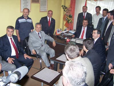 <font face="Arial" size="2"><font color="#333399"><strong><font color="#000000">G&ouml;zlerini Hırs B&uuml;y&uuml;m&uuml;ş</font></strong><br /><br />&quot;Ge&ccedil;mişin hepsini sildik, artık &uuml;lkede iktidar olanlar halktan başka bir g&uuml;ce dayanmayacaklarını bilmeli&quot; <font color="#000000">diyen Arın&ccedil;, s&ouml;zlerini ş&ouml;yle s&uuml;rd&uuml;rd&uuml;:</font> &quot;Halen g&ouml;z&uuml;n&uuml; hırs b&uuml;r&uuml;m&uuml;ş, ihtirastan başka bir şey g&ouml;rmeyen zavallı bazıları var ki T&uuml;rkiye bizden sorulur diyorlar. Artık milletin onlara bakacak hali yok. Millet kendinden olanı, kendine yakışanı daha &ccedil;ok seviyor ve onunla birlikte yola devam ediyor. 2 d&ouml;nemdir iktidardayız, 7 yılı buldu. Bu d&ouml;nemde sadece hizmet &uuml;rettik, milletimize daha iyi hizmet etme arayışında olduk.&quot;</font></font>