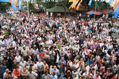 <font face="Arial" size="2" color="#333399"><strong><font color="#000000">Hepsinin Hakkından Geldik</font></strong><br /></font><br /><font face="Arial" size="2">&Ccedil;etelerin T&uuml;rkiye'de AK Parti iktidarını devirmeye &ccedil;alıştıklarını s&ouml;yleyen Arın&ccedil;, </font><font size="2"><font face="Arial"><font color="#333399">&quot;Bizde devrilmiyoruz hamdolsun, ayakta duruyoruz. AK Parti'den başka bir parti iktidarda olsaydı ve bu tezgahlar b&ouml;ylesine planlanmış olsaydı bizim ayakta kalmamız m&uuml;mk&uuml;n değildi. R&uuml;zgarından bile giderdik. Ama AK Parti var, yerinde sabit, kadem dimdik duruyor ve tek g&uuml;c&uuml;n&uuml; rabbimin l&uuml;tf&uuml;nden, milletin taktirinden alıyor. Bu y&uuml;zden 6,5 yıldır iktidardayız. 55 adet &ccedil;ıkar ama&ccedil;lı su&ccedil; &ouml;rg&uuml;t&uuml;n&uuml; batırdık, hepsi yargının &ouml;n&uuml;nde.Saunasından bilmem nesine kadar, neşterine kadar ne kadar s&uuml;l&uuml;k varsa milletin kanını emen, milletin zenginliğini perişan eden, hepsinin hakkından geldik. Şimdi de artık b&uuml;y&uuml;klerle uğraşıyoruz. AK Parti'yi yıkacaklarmış. Halkın se&ccedil;tiği iktidarı devireceklermiş. Nerdeymiş o eski darbe g&uuml;nleri. Nerdeymiş eski kazan&ccedil;lı g&uuml;nleri, k&uuml;&ccedil;&uuml;ğ&uuml; de b&uuml;y&uuml;ğ&uuml; de şimdi bir yerlerde. T&uuml;rkiye'de AK Parti iktidarı var. Meydan okuyoruz. Ateşi Nemrut'tan korkar mı İbrahim olan, hodri meydan&quot;</font> dedi.&nbsp;&nbsp;</font></font>