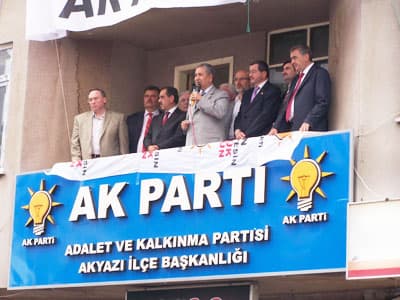 <font face="Arial" size="2" color="#000000"><strong>Her Şeyin &Ccedil;aresi Bulunacaktır</strong></font><font color="#333399"><br /><br /><font size="2"><font face="Arial"><font color="#000000">Başbakanın&nbsp;yaptıklarını anlatan Arın&ccedil;,</font> &quot;Halkın hizmetin bunları, bir Davos i&ccedil;in bile sizin yapacağınız bir tek şey var. Bu partinin genel başkanının, bu h&uuml;k&uuml;metin Başbakanının hatırını kırmamak. Eğer bu yapılan sizinde g&ouml;nl&uuml;n&uuml;ze hoş gelmişse yapacağınız bir tek şey var. Burada bu eksik, ama orada da &ccedil;ok ş&uuml;k&uuml;r benim hayatımın gayesi yerine geldi diyebiliyorsanız bence her şeyin &ccedil;aresi bulunacaktır. &Ccedil;ok ş&uuml;k&uuml;r başımızda, partimizin de h&uuml;k&uuml;metimizin de bug&uuml;ne kadar b&uuml;t&uuml;n imtihanlardan cezaevine bile girerek bu imtihanı da ge&ccedil;erek gelmiş<br />&uuml;lke sevdalısı ve millet sevdalı bir insan var&quot;&nbsp;</font></font></font><font face="Arial" size="2"> diye konuştu.<br /><br />Arın&ccedil;, daha sonra Kuzuluk Termal Otele'e ge&ccedil;ti.</font>