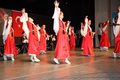 <strong><font face="Arial" size="2">4 Bin 513 Kg Atık Pil Toplandı</font></strong> <p><font size="2"><font face="Arial">T&ouml;rende konuşma yapan B&uuml;y&uuml;kşehir Belediyesi &Ccedil;evre Koruma ve Geliştirme Şube M&uuml;d&uuml;rl&uuml;ğ&uuml; yetkilisi Y&uuml;cel İnce, 2009 yılında 784 atık pil noktasında 12 ton atık pilin toplandığını belirtti. B&uuml;y&uuml;kşehir Belediyesi&rsquo;nce d&uuml;zenlenen atık pil yarışması ile &ouml;ğrencilere &ccedil;evre bilinci kazandırmayı ama&ccedil;ladıklarını ifade eden Y&uuml;cel İnce, yarışma kapsamında &ouml;ğrenciler tarafından 4 bin 513 kg atık pilin toplanarak teslim edildiğini s&ouml;yledi. Programda Sakarya İlk&ouml;ğretim Okulu tarafından &ccedil;evre tahribatını anlatan sinevizyon, halk oyunları ve tiyatro g&ouml;sterisi beğeni toplarken, B&uuml;y&uuml;kşehir Belediyesi&rsquo;nce ger&ccedil;ekleştirilen hizmetleri anlatan tanıtım filmi ilgi &ccedil;ekti.&nbsp;</font></font></p>