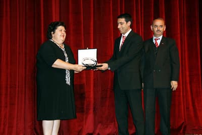 <font size="2"><font face="Arial"><strong>B&uuml;y&uuml;kşehire Teşekk&uuml;r</strong></font></font> <p><font face="Arial" size="2">Programda Taşınılabilir Pil &Uuml;reticileri ve İthalat&ccedil;ıları Birliği (TAB) Genel Sekreteri İnci Koğuşlu da bir konuşma yaptı. Koğuşlu atıl pil toplayan &ouml;ğrencileri tebrik ederek<font color="#333399"> &ldquo;Her biriniz &ccedil;evre g&ouml;n&uuml;ll&uuml;lerisiniz. Atık pilleri ayrı ayrı topladınız. Sakarya&rsquo;da atık piller 4 yıldır toplanıyor. B&uuml;y&uuml;kşehir Belediyesini başlatmış olduğu bu g&uuml;zel &ccedil;alışma i&ccedil;in kutluyor ve teşekk&uuml;r etmek istiyorum. Tabii en b&uuml;y&uuml;k teşekk&uuml;r&uuml; etkinliğe katılan &ouml;ğrencilere ediyorum&rdquo;</font> dedi.</font></p>