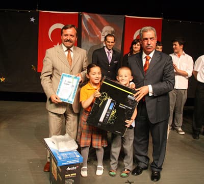 <font face="Arial" size="2"><strong>Ayhan Kardan&rsquo;a Plaket&nbsp;<br /></strong></font><font face="Arial" size="2">&nbsp;<br />İnci Koğuşlu, &ccedil;evre ile ilgili &ccedil;alışmalarından dolayı B&uuml;y&uuml;kşehir Belediyesi adına Genel Sekreter Yardımcısı Ayhan Kardan&rsquo;a plaket takdim etti. Konuşmaların ardından ger&ccedil;ekleştirilen &ouml;d&uuml;l t&ouml;reninde yarışmada topladığı 686,65 kg atık pille birinci olan Akyazı Ahmet Hashun Tun&ccedil;soy İlk&ouml;ğretim Okulu&rsquo;na &ouml;d&uuml;l&uuml;n&uuml; B&uuml;y&uuml;kşehir Genel Sekreter Yardımcısı Ayhan Kardan verdi. İkinci olan okula &ouml;d&uuml;l&uuml;n&uuml; İl Milli Eğitim M&uuml;d&uuml;r Vekili Emin Başer, &uuml;&ccedil;&uuml;nc&uuml;ye ise &ouml;d&uuml;l&uuml;n&uuml; TAB Genel Sekreteri İnci Koğuşlu verdi.</font>
