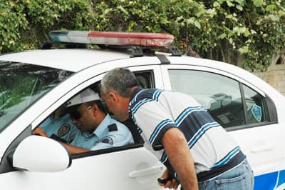 Polis Hasta Dinlemedi, Aracını Bağladı