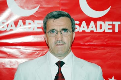 <font face="Arial" size="2" color="#000000"><strong>Se&ccedil;imler 3 Parti Arasında Ge&ccedil;ecek</strong></font><br /><br /><font face="Arial" size="2">MHP Akyazı Belediye Başkan adayı Rahmi Akt&uuml;rk, <font color="#333399">&quot;Biliyorsunuz yasa gereği, yerel se&ccedil;ime girmeye hak kazanan partiler bu se&ccedil;ime katılabilir. Ancak se&ccedil;im y&uuml;zde 20'nin &uuml;st&uuml;nde oy alan 3 parti arasında ge&ccedil;ecek. 7 Haziran Akyazı i&ccedil;in yeni bir şans. Akyazılılar bunu &ccedil;ok iyi bir şekilde anlamış değil. 29 Mart yerel se&ccedil;imlerin YSK'nın se&ccedil;imleri iptal etmesinden şimdiye kadar yaşanan bir&ccedil;ok olay, bizim se&ccedil;im meydanlarında anlattığımız gibi birbirlerinden farkının olmadığı iki partinin bizim hi&ccedil; bir zaman alternatifimizin olamayacağını g&ouml;sterdi. Biz zihniyet ve y&ouml;netim anlayışı olarak diğer iki arkadaştan farklı bir noktaya koyuyoruz. Biz diyoruz ki eğer Akyazı gelişme istiyorsanız temiz sağlıklı huzurlu bir Akyazı istiyorsanız, yeni farklı ve dinamik bir kadroyu se&ccedil;in. Bu da ancak Milliyet&ccedil;i Hareket Partisi kadrolarıyla m&uuml;mk&uuml;nd&uuml;r. Akyazı'yı 25 yıldır bu noktaya taşıyan y&ouml;netim anlayışının hi&ccedil;bir yerinde olmadık.&nbsp;Biz y&ouml;netim ve zihniyet olarak tamamen farklı bir partiyiz. Akyazı k&ouml;t&uuml;n&uuml;n iyisini se&ccedil;mek zorunda değil MHP var. Aradaki o farkı kapanabilecek seviye değil&quot; </font>dedi.&nbsp;&nbsp;.&nbsp; </font>