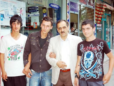 <font face="Arial" size="2"><strong><font color="#000000">Y&uuml;z&uuml;m&uuml;z&uuml;n Akıyla &Ccedil;ıkacağız</font></strong><br /><br />Se&ccedil;imlerin heyecanlı ge&ccedil;eceğine değinen AK Parti Belediye Başkan adayı Yaşar Yazıcı ise <font color="#333399">&quot;29 Mart se&ccedil;imleri iptal oldu. 7 Haziran'da se&ccedil;im yapılması i&ccedil;in YSK karar verdi. Dolayısıyla se&ccedil;im s&uuml;recini bitiremeyen bir Akyazı yaşıyoruz. Akyazı'ya hayırlı olsun diyorum. 7 Haziran se&ccedil;imleri bizim i&ccedil;in d&ouml;n&uuml;m noktasıdır.&nbsp; Sadece belediye başkanlığı se&ccedil;imleri yapılacak. B&uuml;y&uuml;kşehir, İl Genel Meclisi ve muhtarlık se&ccedil;imleri tamamlandı. Hizmet etme konusunda vatandaşların bizi mah&ccedil;up etmeyeceğini d&uuml;ş&uuml;n&uuml;yorum. 29 Mart se&ccedil;imlerinde eksiklerimi g&ouml;rd&uuml;k. 7 Haziran'a buna g&ouml;re hazırlandık. Her zaman s&ouml;ylediğim gibi işimiz hizmet etmek. Diğer partilerin adaylarına herhangi bir tavrımız olmadı. Biz sadece hizmet etmek i&ccedil;in varız. Toplumu germek i&ccedil;in herhangi bir &ccedil;abamız olmadı. Bu da m&uuml;mk&uuml;n değil. Topluma hizmet etmiş insanların toplumu germeyeceğine inanıyoruz. 29 Mart se&ccedil;imlerinden sonra başlayan hukuk s&uuml;reci i&ccedil;inde basın toplantısı yaptık. Tamamen kendi işimize baktık. Teşkilatımızla milletvekillerimizle &ccedil;alışmalarımız yapıyoruz. Makamlar bize hibe edilmedi, emanet edildi. Biz vatandaşlarımızın emanetlerini taşıyıcılarıyız. İnşallah bu se&ccedil;imlerden y&uuml;z&uuml;m&uuml;z&uuml;n akıyla &ccedil;ıkacağız. Vatandaşlarımızın oylarını bize kullanacaklarını d&uuml;ş&uuml;n&uuml;yorum&quot;</font> diye konuştu.</font>