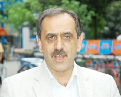 <font size="2"><font face="Arial"><strong><font color="#000000">&Ccedil;eşitli Entrikalarla Elimizden Alındı</font></strong><br /><br />Saadet Partisi Akyazı Belediye Başkan adayı Hasan Ak&ccedil;an da<font color="#333399">, &quot;29 Mart'ta kazandığımız se&ccedil;imi &ccedil;eşitli entrikalarla elimizden alındı. Bunu her zaman ifade ettik.&nbsp; Oylar sayılırken sayımın durdurulması, bunu g&ouml;steriyor.&nbsp; 7 Haziran'da se&ccedil;imlerinde Akyazı halkı sağduyu sahibi olacağını g&ouml;sterecek. Se&ccedil;im &ccedil;alışmaları kapsamında kapı kapı dolaşıyoruz. Ancak &ccedil;eşitli karalama kampanyaları d&uuml;zenliyor, iftiralar atılıyor. Bizi yıldırmaya &ccedil;alışıyorlar. Ancak Akyazı halkı bu baskıların ve tehditlerin altında kalamayacak. Gereken cevabı bunlara verecek. Bu rahmetli &Ouml;zal, Sunalp m&uuml;cadelesine benzeyecektir,&nbsp; Abdullah G&uuml;l'&uuml;n mağdur edilmesine d&ouml;necektir. Rakibimiz iktidar partisi olmasına rağmen se&ccedil;imi kazandığımızı, Akyazı, Sakarya, T&uuml;rkiye ve Almanya biliyor. Vatandaşların desteğiyle se&ccedil;imleri alacağız. İktidar bizden, b&uuml;y&uuml;kşehir bizden diye anlatıyorlar. Ancak Akyazı halkı Hasan Hoca gelsin, hi&ccedil;bir şey yapmazsa sadece d&uuml;r&uuml;st olsun yeter diyor&quot;</font> dedi</font></font>