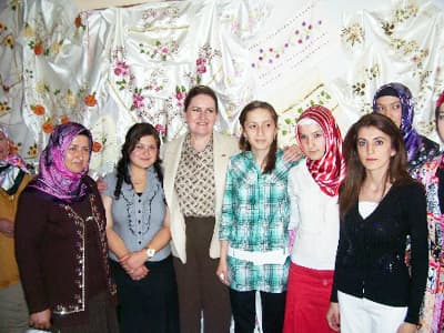 <strong><font face="Arial" size="2">Keşke B&ouml;yle Olmasaydı</font></strong> <p><font size="2"><font face="Arial">Mayın temizlenme konusunda bir kanun &ccedil;ıkarılmasının herkesi d&uuml;ş&uuml;nmeye sevk ettiğini belirten Akşener, normal şartlarda bu işin hizmet alım ihalesi yoluyla yapılabileceğini vurguladı. Bu sebeple kanuna gerek olmadığını, ancak Danıştay'ın iptal kararını ortadan kaldırmaki i&ccedil;in b&ouml;yle bir d&uuml;zenleme yoluna gidildiğini ifade eden Akşener, şunları kaydetti: <font color="#333399">&quot;Kanunun i&ccedil;inde hizmet alım kısmının olmakla birlikte, arkasından mayınları temizleyen firmaya arazinin 44 yıllığına kiralanması konusu da yer aldı. 7'den 70'e T&uuml;rkiye'de yaşayan herkesin mayınların temizlenmesi konusunda bir sorunu yok. Herkes temizlensin diyor. Sanki oluşturulan bir atmosfer mayın temizlenme işinin İsrailli bir firmaya verileceği ve arazinin de bu firma tarafından işletilceği y&ouml;n&uuml;nde. Başbakanın bu konuda asabileşmesi, inadı kafalarda soru işareti oluşturdu. Bu konu Anayasa Mahkemesi'ne gitmeden sayın cumhurbaşkanı tarafından bir kez daha g&ouml;r&uuml;ş&uuml;lmek &uuml;zere meclis iade etmesinde fayda var.&quot;</font></font></font></p><p><font face="arial,helvetica,sans-serif" size="2">Akşener, mayın konusunun T&uuml;rkiye komuoyunda her g&ouml;r&uuml;şteki insanın vicdanında bir soru işareti bir yara olarak ortaya &ccedil;ıktığını dile getirerek &quot;Keşke b&ouml;yle olmasaydı. Uzlaşarak, hizmet alım şekliyle bu halledilebilseydi&quot; diye konuştu.</font></p>
