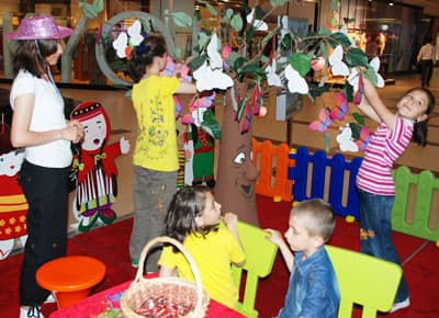Ada'ya Gelen Çocuklar, Tuttuğu Dileklerini Ağaca Asıyor