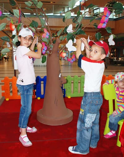 Ada'ya Gelen Çocuklar, Tuttuğu Dileklerini Ağaca Asıyor