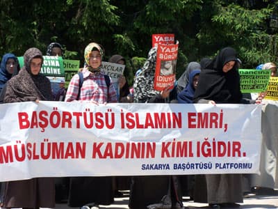 <strong><font face="arial,helvetica,sans-serif" size="2">A&ccedil;ıklamanın tam metni</font></strong> <p>&nbsp;</p><p><font face="arial,helvetica,sans-serif" size="2"></font></p><p><font face="arial,helvetica,sans-serif" size="2"></font></p><p><font face="arial,helvetica,sans-serif" size="2"></font></p><p><font face="arial,helvetica,sans-serif" size="2">Haftalardır, burada baş&ouml;rt&uuml;s&uuml;ne d&uuml;şmanlık sergileyenlerin farklı farklı uygulamalarından bahsediyoruz. Ama &ouml;yle g&ouml;r&uuml;n&uuml;yor ki, zulm&uuml;n<br />taraftarları, i&ccedil;lerinde besledikleri kinden bir an bile vazge&ccedil;miyorlar. Ge&ccedil;tiğimiz hafta, Fatih 1. İcra Ceza Mahkemesi'nde bir h&acirc;kim, Naciye<br />S&ouml;nmez adlı &ccedil;arşaflı bir bayana, &ldquo;Sizin Allah'ınız ve Allah'ınızın kanunları burada ge&ccedil;mez.&rdquo; diye bağırarak &ccedil;arşafını &ccedil;ıkarmamasıdurumunda davayı erteleyeceği tehdidinde bulundu. Bu uygulamaya karşı &ccedil;ıkması &uuml;zerine, S&ouml;nmez&rsquo;i hakaretler eşliğinde mahkemeden kovma<br />k&uuml;stahlığını g&ouml;sterdi. Hemen hemen aynı g&uuml;nlerde, &Ccedil;apa Tıp Fak&uuml;ltesi'nin acil servisinde bir hastaya, annesi &quot;&ccedil;arşaflı&quot; olduğu gerek&ccedil;esiyle bakılmadı. Y&uuml;ksek ateşli olan hasta, 6 bu&ccedil;uk saat bekletildiği i&ccedil;in beyin &ouml;l&uuml;m&uuml; ger&ccedil;ekleşti ve &uuml;st&uuml;ne &uuml;stl&uuml;k ambulans şof&ouml;r&uuml;, &ccedil;arşaflı hasta yakını ve baş&ouml;rt&uuml;l&uuml; kızı taşıdığı i&ccedil;in azarlandı. Artık, bu tarz olaylar gayet normal bir hal almış gibi, haber g&uuml;ndemlerine dahi girmemeye başladı. Sanki, ortada ne de bir zul&uuml;m var; ne de zalim&hellip; İşte bu noktada son derece hassas olmalıyız. Bu tarz alışılmış karelerin s&uuml;rekli olarak tekrarlanması, bizim bu zulme karşı var olan duruşumuzu etkilememelidir. Bilincimizi, basiretimizi her an diri tutarak, M&uuml;sl&uuml;manlar olarak &uuml;zerimize d&uuml;şen sorumlulukları ertelemeden yerine getirme zorunluluğumuz olduğunu unutmamalıyız. Ve elbette başkalarına da unutturmamalıyız. Ama g&ouml;r&uuml;nen o ki, haftalardır bu&nbsp; zulm&uuml;n sona erdirilmesi i&ccedil;in defalarca uyarılarda bulunduğumuz AK Parti H&uuml;k&uuml;meti, esas g&uuml;ndem maddeleri ile ilgilenmek yerine, birilerine peşkeş &ccedil;ekmek adına stratejik g&uuml;ndem maddeleri ile ilgileniyor.&nbsp; </font></p>