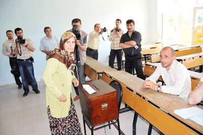 Akyazı'da Oy verme İşlemleri Sürüyor  