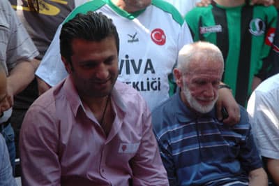 <font face="Arial" size="2">Toplantı &ouml;ncesi bir konuşma yapan Lig TV Genel M&uuml;d&uuml;r&uuml; Şansal B&uuml;y&uuml;ka, &quot;Bunu s&ouml;ylemek zorundayım. Sakarya'da bir kongre var. G&ouml;n&uuml;l ister ki tek listeyle se&ccedil;imlere gidilsin, tek y&uuml;rek olunsun. B&uuml;t&uuml;n adaylara saygı duyuyorum. Biz &ccedil;ok sık bir şekilde bir araya gelip konuşuyoruz. Biz Sakaryaspor'a katkı sağlamak istiyoruz. Hangi aday kazanırsa başımızın &uuml;st&uuml;nde yeri var. Bizim taraf olduğumuz yer Sakaryaspor'dur. Sakaryaspor'dan yana tarafız. Kul&uuml;be kim hizmet edecekse başımızın &uuml;st&uuml;nde yeri var&quot; diye konuştu.</font>