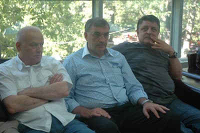 <font face="Arial" size="2">Ardından basına kapalı yapılan toplantıda Sakaryaspor i&ccedil;in yapılması gereken projeler ele alındı. Toplantının ardından a&ccedil;ıklamalarda bulunan Sivasspor Teknik Direkt&ouml;r&uuml; B&uuml;lent Uygun,<font color="#333399"> &quot;Değerli B&uuml;y&uuml;kşehir Belediye Başkanı Zeki To&ccedil;oğlu ve Sakaryaspor'u seven bu grup, Sakaryaspor'u en g&uuml;zel şekilde ayağa kaldırmayı ama&ccedil;lıyor. Sakaryaspor'u g&uuml;zel g&uuml;nlere g&ouml;t&uuml;rmek, Sakaryaspor'a hizmet etmek i&ccedil;in birlikte olduk. Sayın başkanım t&uuml;m benliğiyle Sakaryaspor'a ve Sakarya halkına hizmet ediyor. Tesis dahil her konuda elinden geleni yapacak. Biz de oyuncu vermek ve maddi katkı sağlamak konusunda elimizden geleni yaparak Sakaryaspor'u arzuladığı, hak ettiği yere getireceğiz. İnşallah yapılacak kongre hayırlı olur. Biz eski futbolcular olarak Sakaryaspor'a desteğimizi g&ouml;sterdik. Burada olmayanlar da var, onlar da aynı d&uuml;ş&uuml;ncede. Sakaryaspor i&ccedil;in en iyi tesisleri ve projeleri hayata ge&ccedil;ireceğiz. Burada Sakarya halkına da g&ouml;rev d&uuml;ş&uuml;yor. Yeni &uuml;retilecek projeye destek olmaları gerekiyor. Maddi anlamda Sakaryaspor'a destek olmalı. Taraftara b&uuml;y&uuml;k g&ouml;rev d&uuml;ş&uuml;yor. Tabiki destek veren insanları, onlar alkışlayacaktır. Projelerimizi başkanımız &ouml;n&uuml;m&uuml;zdeki g&uuml;nlerde a&ccedil;ıklayacak. Biz Sakaryaspor'un peşindeyiz, se&ccedil;ilen başkanın yanındayız&quot;</font> ifadelerini kullandı.</font>