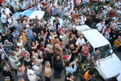 Akyazı'da AK Parti'lilerin Seçim Sevinci