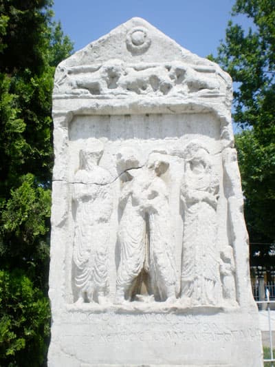 <font face="arial,helvetica,sans-serif" size="2"><strong>Bu B&ouml;lge Zengin</strong></font> <p><font face="arial,helvetica,sans-serif" size="2">Sakarya ili genelinde arkeolojik kazılar yapılması gereken yerler olduğunu belirten yerler olduğunu anlatan Yazıcı, şunları s&ouml;yledi: <font color="#333399">&quot;Ancak, Samanlı Dağları'nın Karadeniz'e bakan y&ouml;n&uuml; bitki &ouml;rt&uuml;s&uuml; a&ccedil;ısından &ccedil;ok yeşil. Karasu, Kaynarca ve Kocaali b&ouml;lgelerinde yoğun bir bitki &ouml;rt&uuml;s&uuml; olduğu i&ccedil;in olayı g&ouml;rme imkanına sahip değiliz. Ancak Geyve, Taraklı ve Pamukova b&ouml;lgesinde ge&ccedil;miş d&ouml;nemlere ait yerler &ccedil;ok daha kolay ortaya &ccedil;ıkarılabiliyor. Bu b&ouml;lge arkeolojik olarak daha zengin.&quot;</font></font></p><p><font face="arial,helvetica,sans-serif" size="2"><strong>Mezardan Ne Beklenir ki..</strong></font></p><p><font face="arial,helvetica,sans-serif" size="2">B&ouml;lgede ka&ccedil;ak kazıların yoğun olduğunu belirten Yazıcı, ş&ouml;yle konuştu: <font color="#333399">&quot;B&ouml;lgemizde ka&ccedil;ak kazılar yoğun. Kazılarda tahribat &ccedil;ok fazla. Bu &ccedil;ok bilin&ccedil;sizce yapılan bir olay. Mezardan ne beklenir ki, vatandaş mezarı tahrip edip i&ccedil;erisinde altın bulacakmış. B&ouml;yle bir şey yok. Hi&ccedil; kimse gidip mezara altın g&ouml;mmez. Ancak bir vatandaş taş bulduğunda vah efendim altın var. Bazı mezarlara hediye olarak konulan ziynet eşyaları y&uuml;z&uuml;kt&uuml;r, k&uuml;pedir, sikkedir, koku kapları bulunuyor. Ancak bunlar pişmiş toprak, bronz, bakır oluyor. Altın eşya pek fazla olmuyor. Şu şekilde d&uuml;ş&uuml;n&uuml;n. B&ouml;lgede ge&ccedil;miş zamanda yaşayan insan ne kadar zengin ki. Onun &ccedil;ok altın birikimi onu birlikte g&ouml;t&uuml;rs&uuml;n.&quot;</font></font></p>