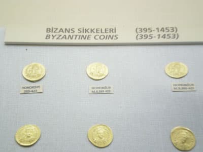 <p><font face="arial,helvetica,sans-serif" size="2"><strong>Eski Harabelerden &Ouml;nemli Eserler &Ccedil;ıkıyor</strong></font></p><p><font face="arial,helvetica,sans-serif" size="2">Sakarya sınırları i&ccedil;erisinde b&uuml;y&uuml;k bir antik şehir olmadığını anlatan Yazıcı, s&ouml;zlerine ş&ouml;yle devam etti: &quot;<font color="#333399">Veya biz bulamadık, ancak olsaydı şimdiye kadar izleri &ccedil;ıkardı. Kent yerleşmesi daha &ouml;nce yok burada. Hemen yanı başımızda İzmit, eski adı Nicomedia Bitinya'nın başkenti. Antik &ccedil;ağda o b&ouml;lgenin adı. Orada &ccedil;ok b&uuml;y&uuml;k bir yerleşim var tabi. Şimdiki İzmit o b&ouml;lgeye kuruldu. Eski harabeler tarih oldu ama &ccedil;ok &ouml;nemli eserler de &ccedil;ıkıyor. Oradan &ccedil;ıkan eserler İzmit M&uuml;zesi'nde sergileniyor.&quot; </font></font></p><p><font face="arial,helvetica,sans-serif" size="2">Yazıcı ayrıca, Sakaryalıların m&uuml;zeye ilgi g&ouml;stermediğini s&ouml;zlerine ekledi.</font></p>