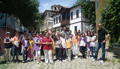 <p><font size="2"><font face="Arial"><strong>277 Senelik&nbsp;&Ccedil;eşme</strong><br /><br />&Ouml;ğrenciler, m&uuml;zede Taraklı ile ilgili eserleri, fotoğraf ve maketleri inceleyen &ouml;ğrenciler gezide bol bol fotoğraf &ccedil;ekti. &Ouml;ğrenciler, şehir merkezindeki parkta dinlenen kafile 600 yıllık tarihi bir &ccedil;ınar olduğunu duyunca soluğu &ccedil;ınarın yanında aldı ve tarihe tanıklık eden &ccedil;ınarın g&ouml;lgesinde başka bir tarihle karşılaştı. Ulu &ccedil;ınarın g&ouml;lgesinde 277 senelik bir &ccedil;eşmenin hala akıyor olması &ouml;ğrencileri &ccedil;ok şaşırttı. </font></font></p>